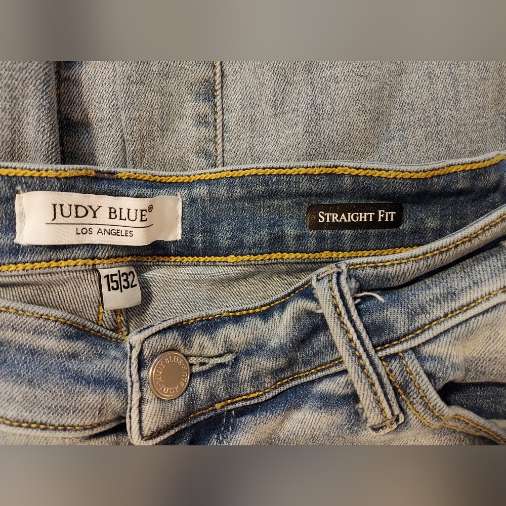 Judy Blue Light Wash Straight Leg Jeans With Raw Edge Hem - 15 - Picture 3 of 9
